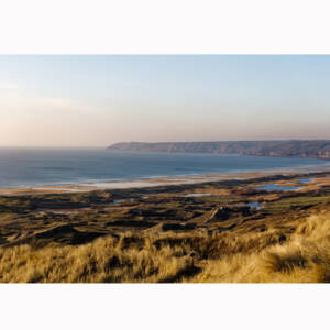 Commandez la photo BAIE DE VAUVILLE dévoilant la réserve naturelle de Vauville ainsi que les dunes de Biville, l'un des plus anciens massifs dunaires d'Europe, situées dans la Manche (50). Cette photo est disponible en plusieurs formats et sur trois types de supports écoresponsables : bois, papier washi et papier Fine Art.