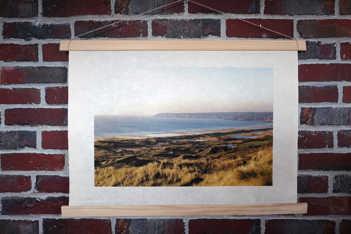 Commandez la photo BAIE DE VAUVILLE dévoilant la réserve naturelle de Vauville ainsi que les dunes de Biville, l'un des plus anciens massifs dunaires d'Europe, situées dans la Manche (50). Cette photo est disponible en plusieurs formats et sur trois types de supports écoresponsables : bois, papier washi et papier Fine Art.